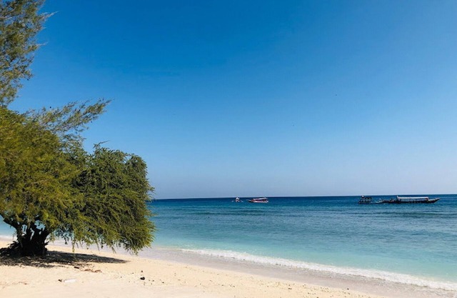4BR Villa with a beautiful Gili View - Private pool & reserved beach area!