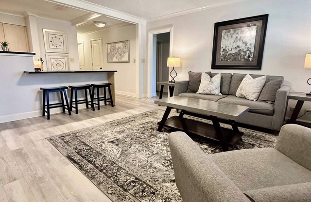 4E - Stylish Condo in the Heart of Downtown!
