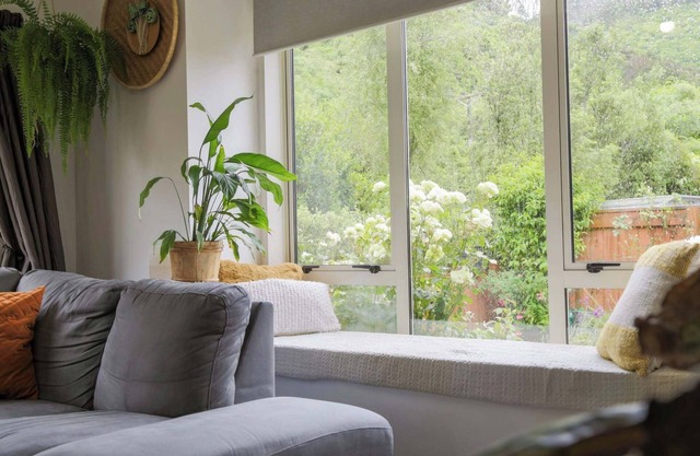 4kms from CBD, pet-friendly, bike tracks/bus right out the gate, family/couples