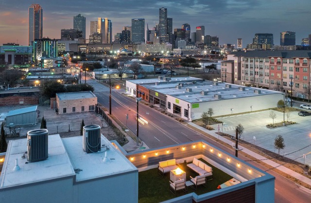 4story townhome with Dallas Rooftop!