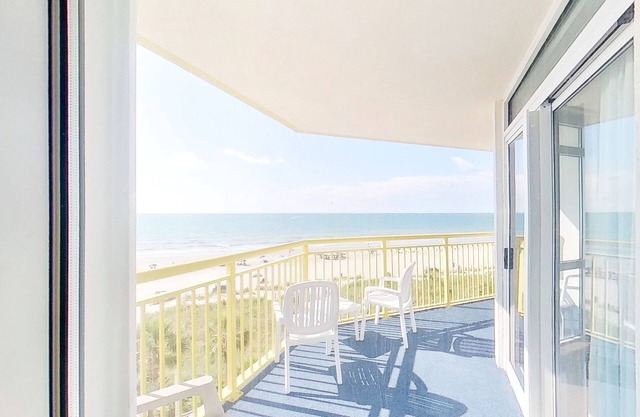 4th floor oceanfront condo w/central AC, balcony, shared pool, shared hot tub