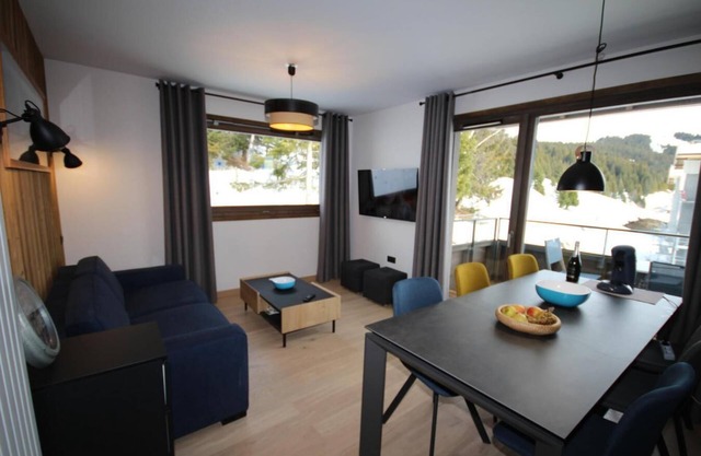 4th floor, view mountain, balcony, parking, tv, 48m², Les Saisies