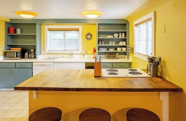 4th St. Hideaway : 2BD, Blocks to River & Downtown