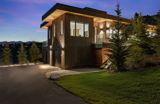 5 & 15 min drives to ski areas! 1m to town. Sleeps 6; hot tub, grill, fireplace.