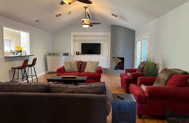 5 BDRMS. Corp or Vacay. Centrally Located. Ample