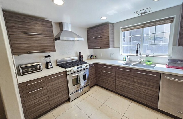 5 Bed 4 bath A+ Spacious Beverly Hills/WeHo Home!