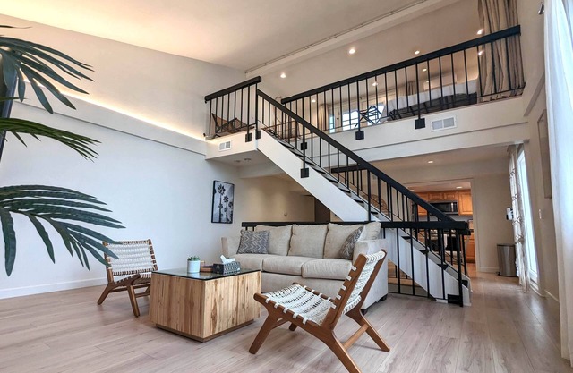 5-bed Large Bohemian BEACH Pad with AC, Patio & Parking - Walk 1min to BEACH!