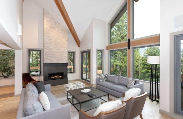5-Bed Luxury Townhome w/Hot Tub & Secure Parking