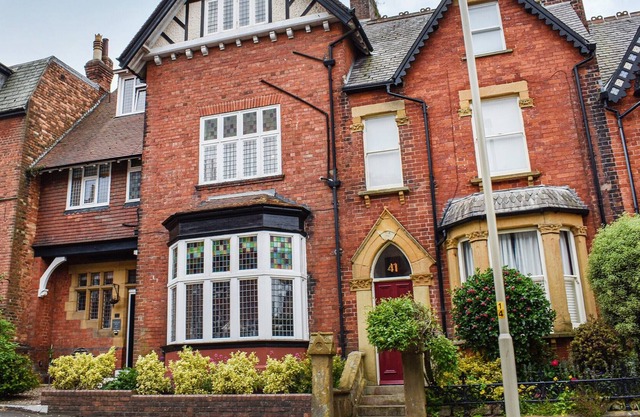 5 bedroom accommodation in Scarborough