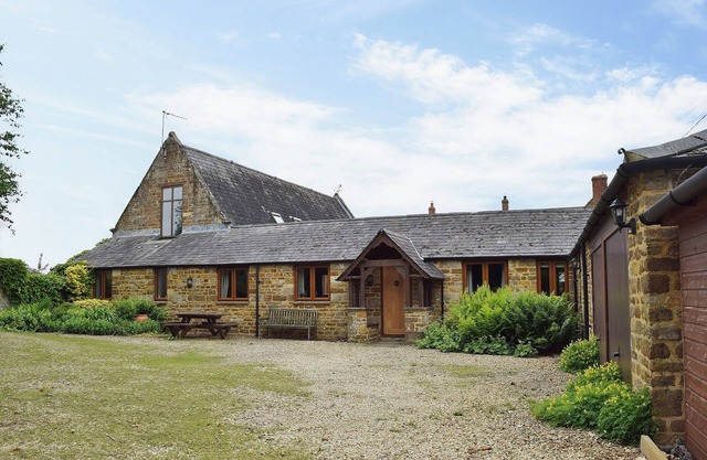 5 bedroom accommodation in Warkworth, Banbury