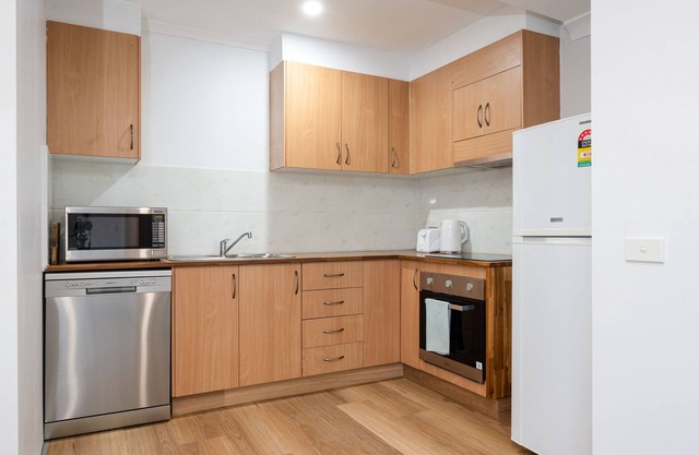 5 Bedroom Home in Revesby-Sleeps 12