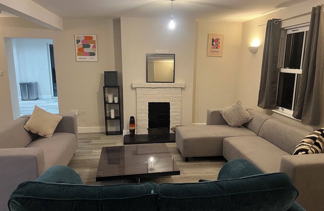 5 Bedroom house with plenty of space. Perfect for families and contractor stays!