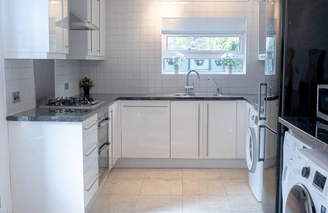 5 Bedroom House with Parking and Garden - Wood Green N22