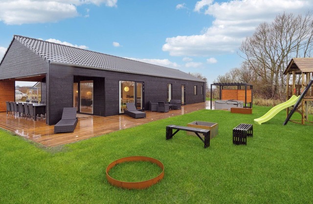 5 bedroom nice home in Hadsund