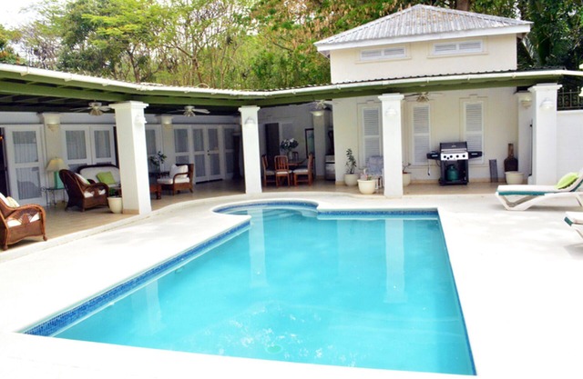 5 bedroom villa with pool .sleeps 10 .5mins walk to sea