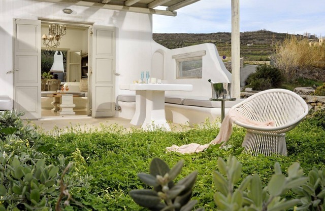 5 bedroom Villa with private jacuzzi, 5' walk - Ornos beach.