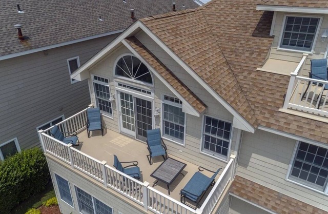 5 Bedrooms, 4.5 bathroom, 2 min from the beach, HEATED IN GROUND POOL (May-Sept)