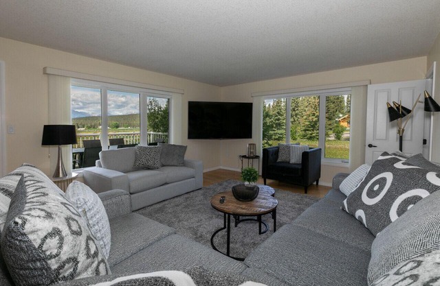5-Br Tranquil Retreat | HEATED Pool & Hot Tub | 12-Mins to Jasper National Park