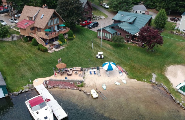 5 BR Water Front, PRIVATE SANDY BEACH, 40 foot dock, deep water. Central Air