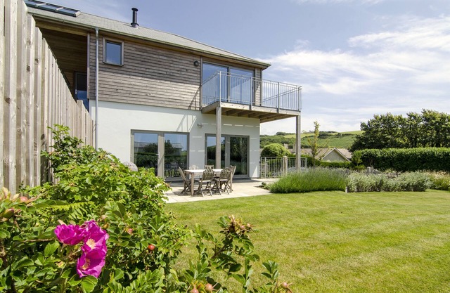 5* cosy, dog-friendly holiday cottage with exceptional views of nearby beach