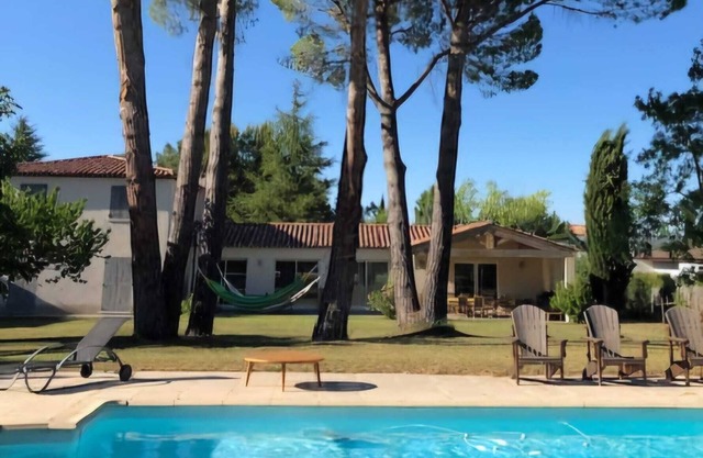 5 kms from Aix en Provence (Puyricard) 4-bedroom villa swimming pool garden 2000 m2
