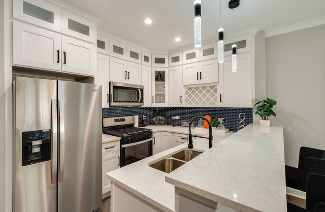 5 Mi to Dtwn Chicago: Newly Built Condo