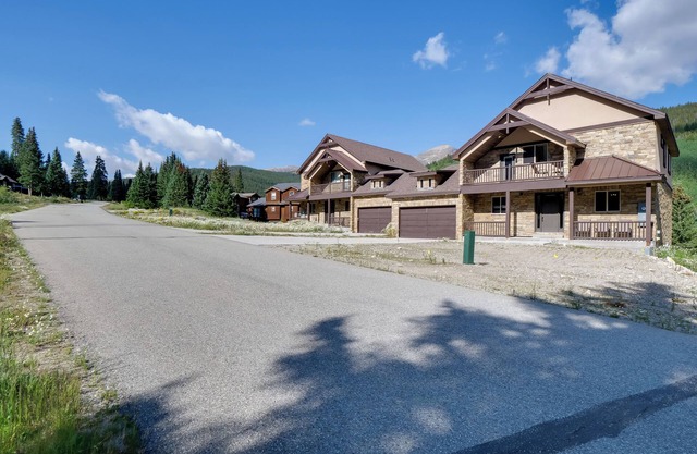 5 Mi to Main St Breck: Mtn-View Duplex w/Hot Tub