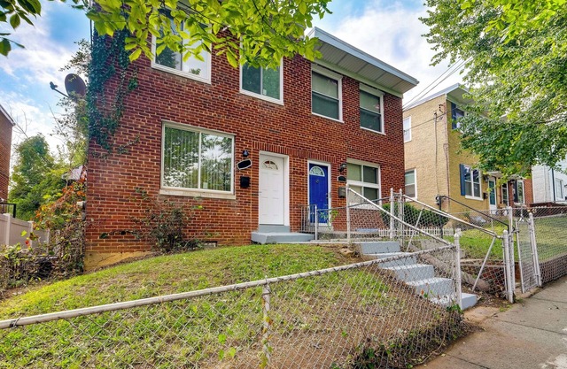 5 Mi to National Mall: DC Townhome!