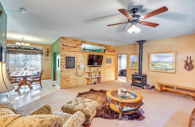 5 Mi to Town: Mtn-View Gem w/Deck in Hot Springs