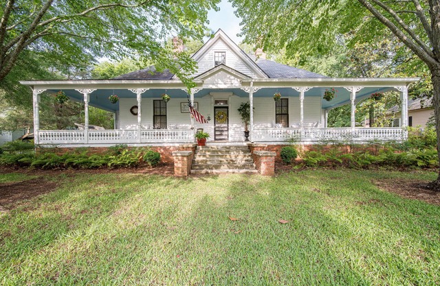5 Miles to Callaway Gardens and walking distance to shops and restaurants.