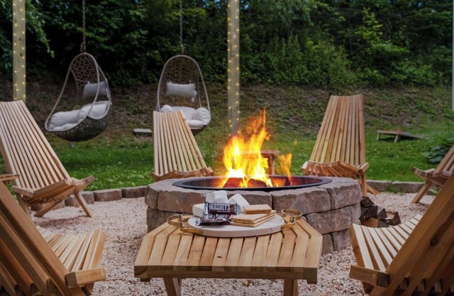 5 MIN NEW RIVER GORGE, WALK TO TOWN, GAMEROOM, HOT TUB