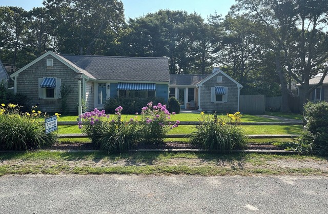 5 min walk to Ocean beaches, Cape Cod decor, quiet street, private back yard