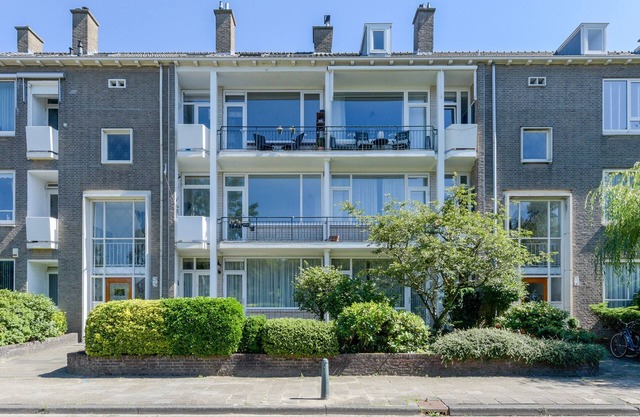 5 minute walk to beach! Cozy top bedroom apartment.
