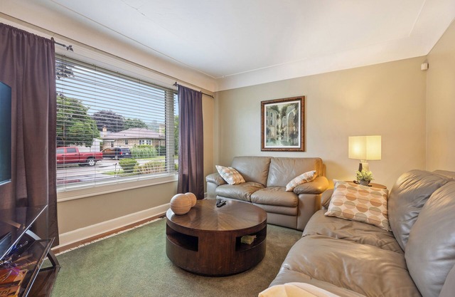 5 minute walk to Nature Trails and Golf Course 4 Bedroom Home