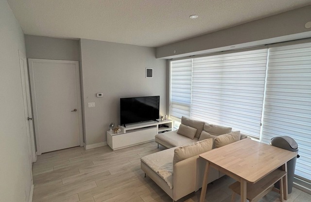 5 minutes to the Downtown Family-sized condo Restaurants and Bars.n
