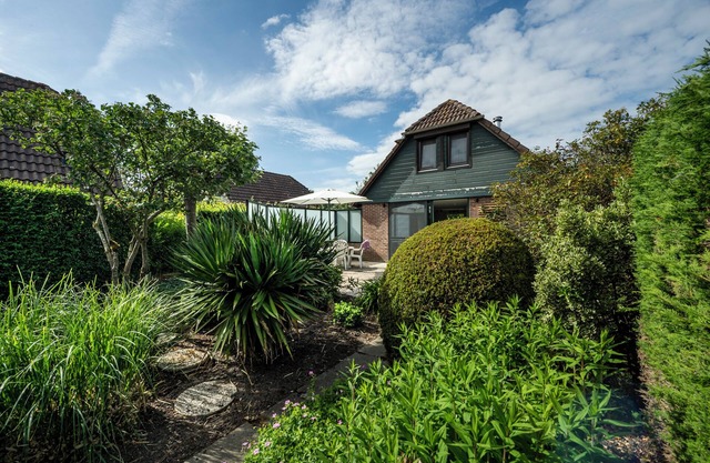 5 Minutes' walk from beach on Lake Veere, child-friendly, spacious, enclosed garden, dog welcome