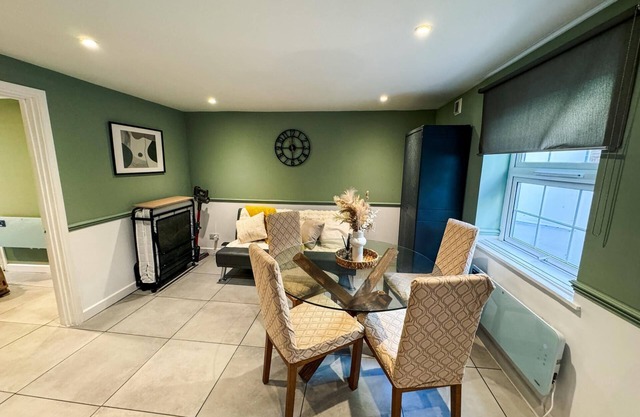 5 Minutes Walk to Reading Station! Small & Cozy Retreat