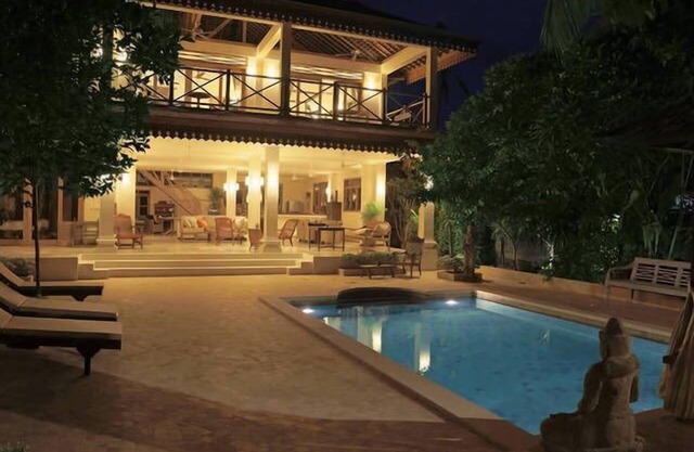 5 mns walk to double-six beach elegant 4 Bdr Villa