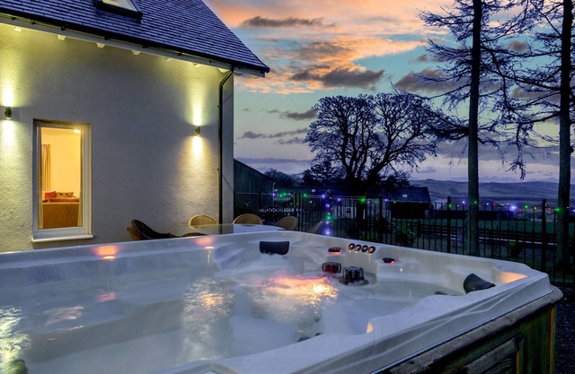 5 Star Award Winning House - The Capercaillie - sleeps 10 with Hot Tub