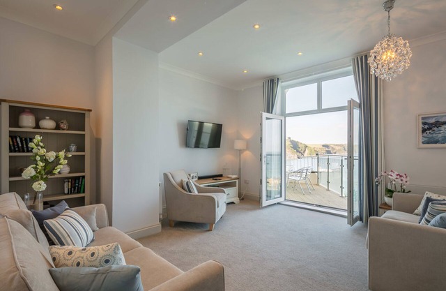 5 Star luxury, fabulous sea views, close to all shops and restaurants Apt 3