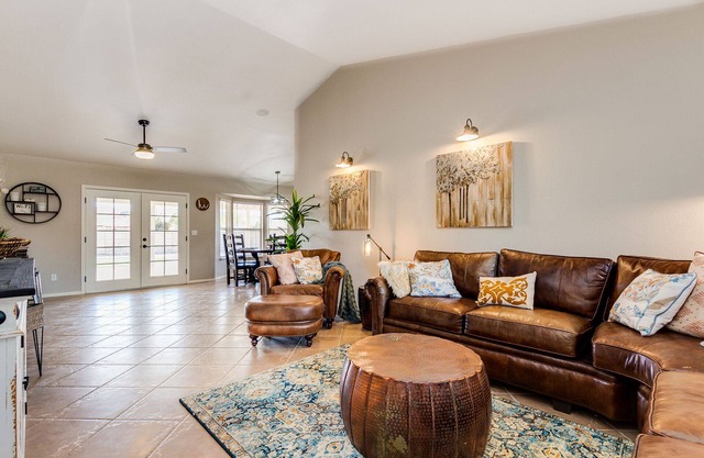 5-Star Luxury Oasis ~ EV Charger, Putting Green & Family-Friendly Comfort