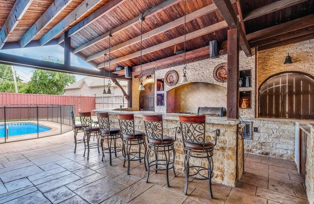 5 star luxury retreat, sparkling pool, relaxing