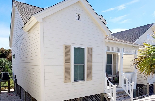 5 Star Reviews Luxury House Pool, Steps from Ocean, Sleeps 6, Premier Host