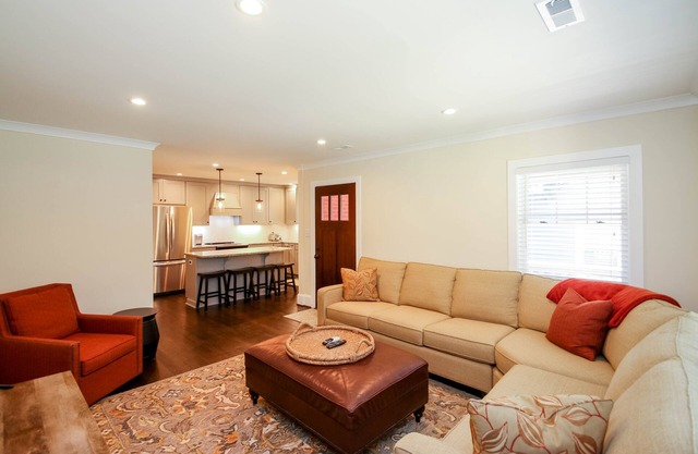 5-Star *Sparkling Clean* Modern Luxury Near Uptown