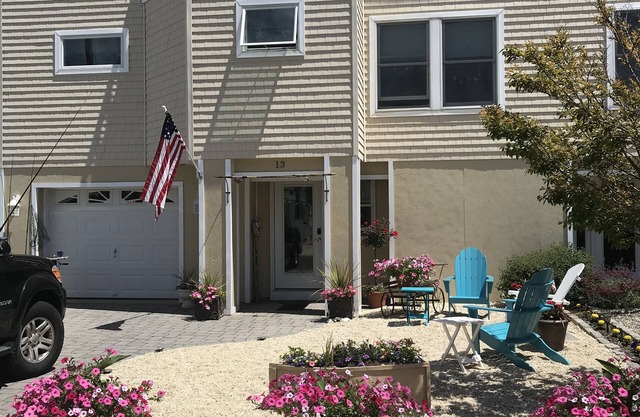 5 STARS ! LBI BEACH RETREAT ! Text me 9144751235. PET FRIENDLY !