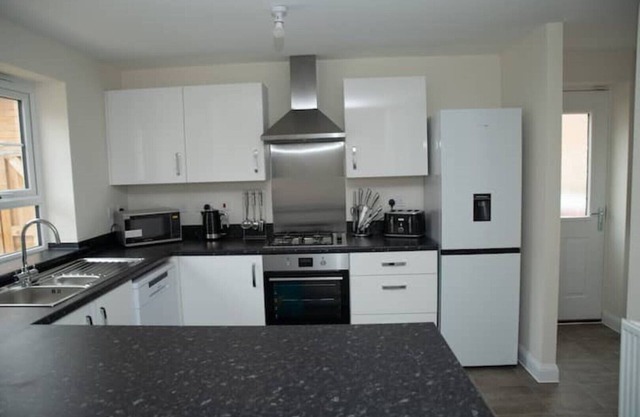 5 Swiftsure - Stunning 4 Bed Home, free parking