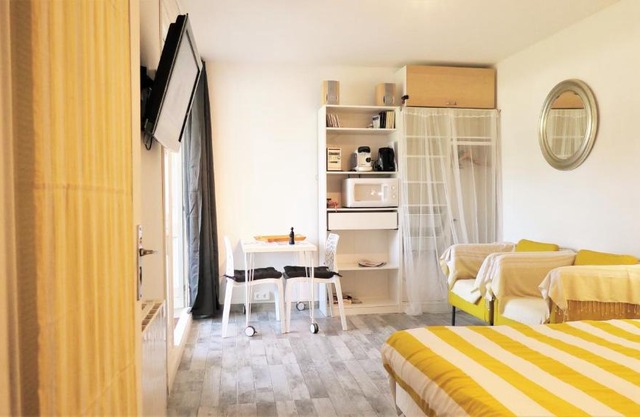 5 toits et mois Studio 2 pers Parking privatif Balcon et WIFI 10 mn plage et centre ville a pied