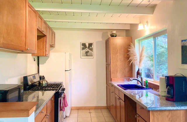 50+ acre Nature Preserve with Ponds & Meadows: Azul Cottage Retreat