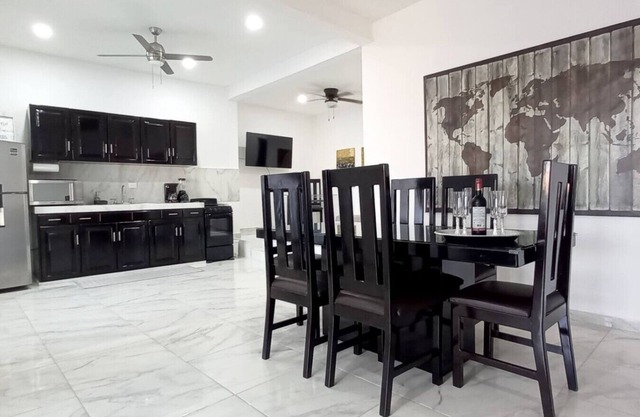 50% Off 1600 Square Feet Elegant Lakeview Condo w/Breakfast & Fastest WIFI