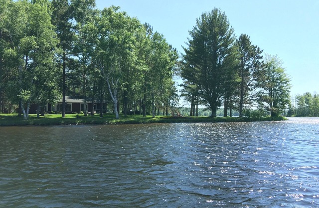 500' Lakeshore, 2 Docks, Sand Beach, Sleeps 10, A/C, Pontoon Boat for Rent